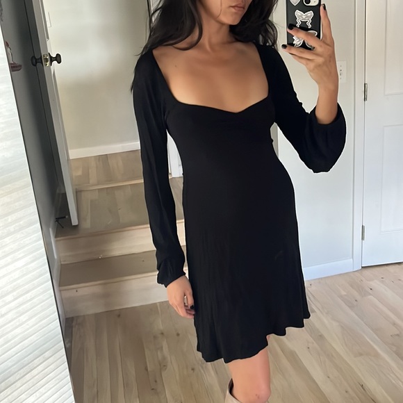 Super silky and soft black dress from Billabong - Picture 2 of 8